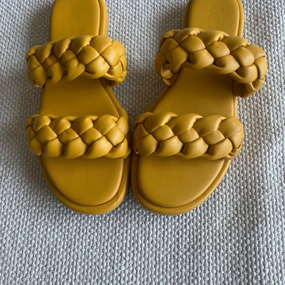 Seychelles Golden Coast Mustard Yellow Faux Leather Braided Slides Size 9 - Picture 3 of 5